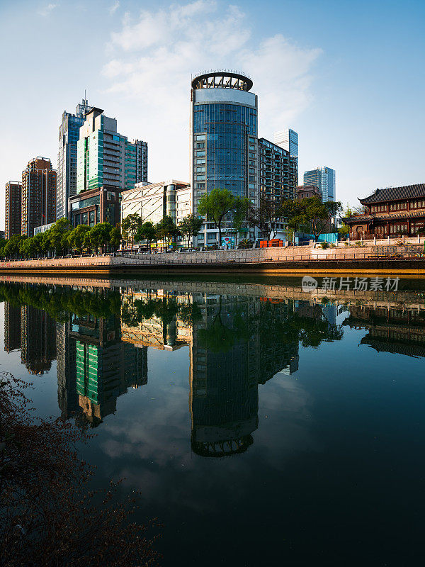 在一个阳光明媚的下午，城市天际线靠近成都廊桥