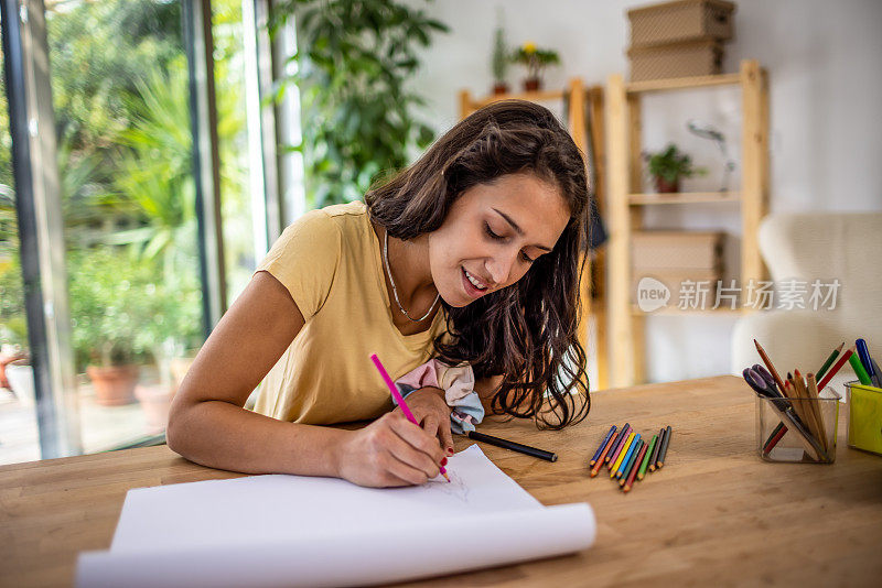 年轻女子在家画画