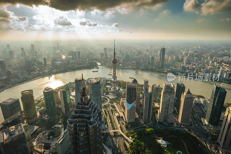 上海的天际线与东方明珠塔