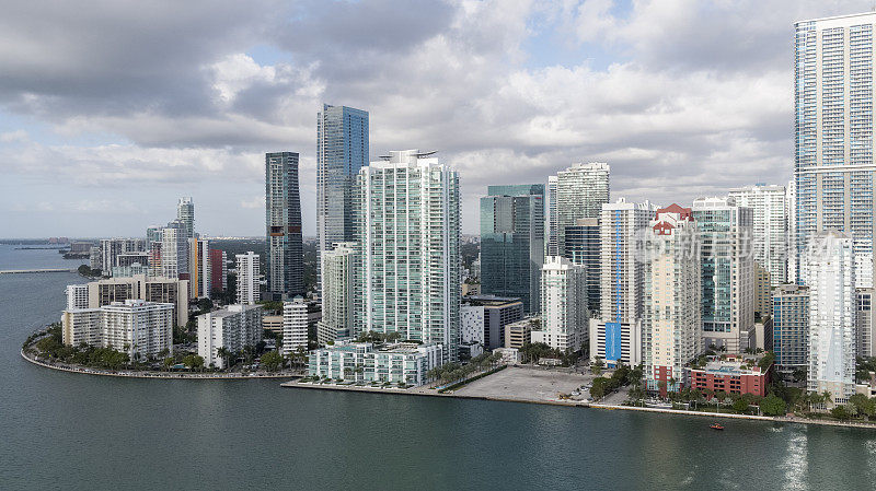 从鸟瞰图中可以看到迈阿密市中心海滨布里克的现代高楼大厦。