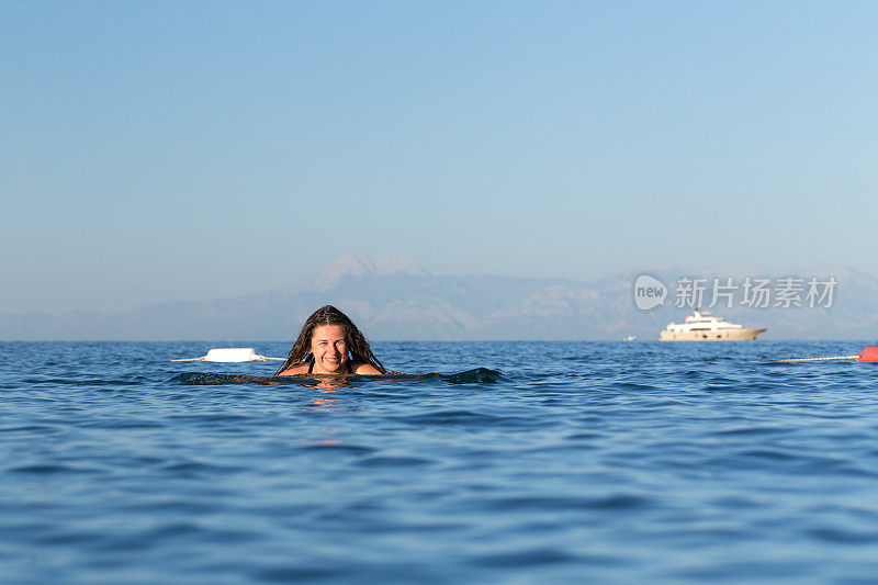 这个女人在地中海游泳。火鸡