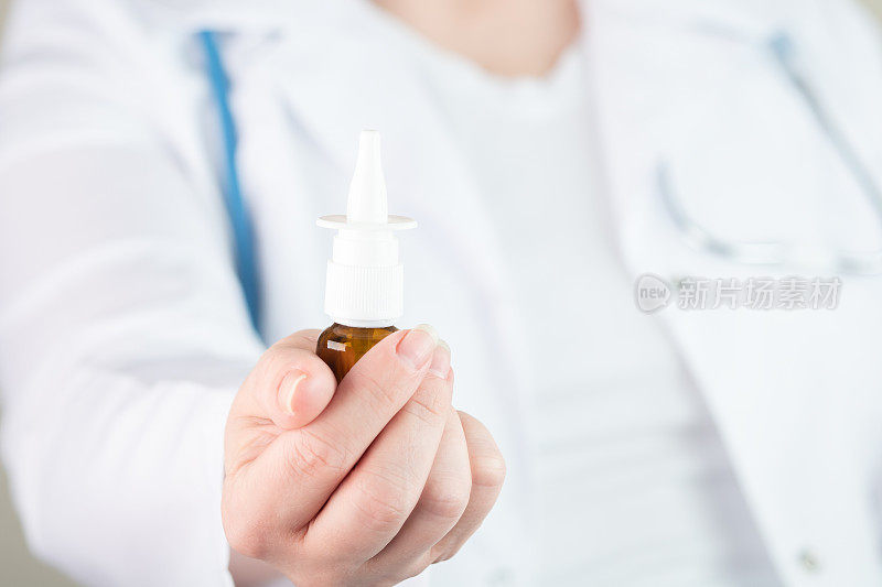 鼻喷雾剂在医生手中，卫生和药品，药房和药品