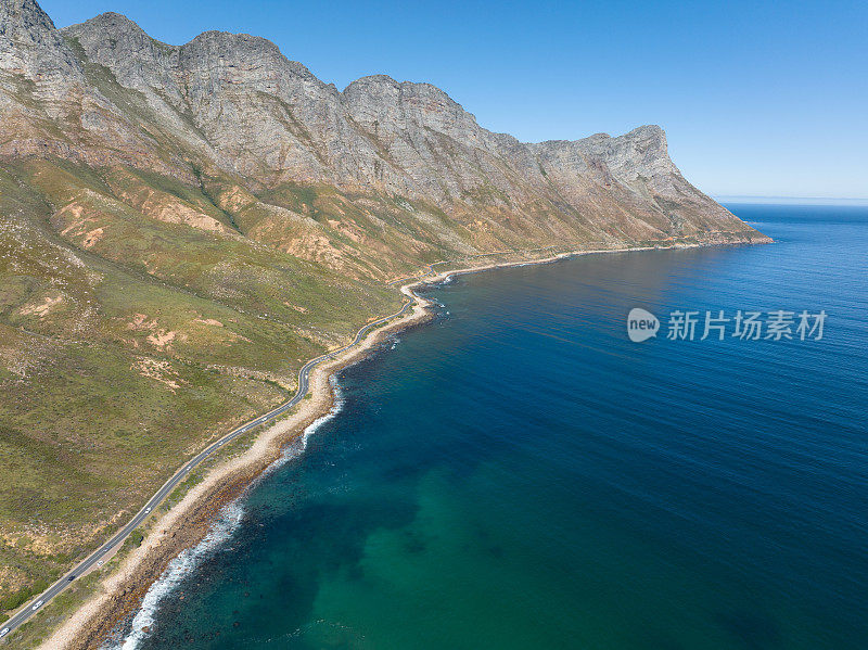 沿海公路沿着雄伟的海岸线运行