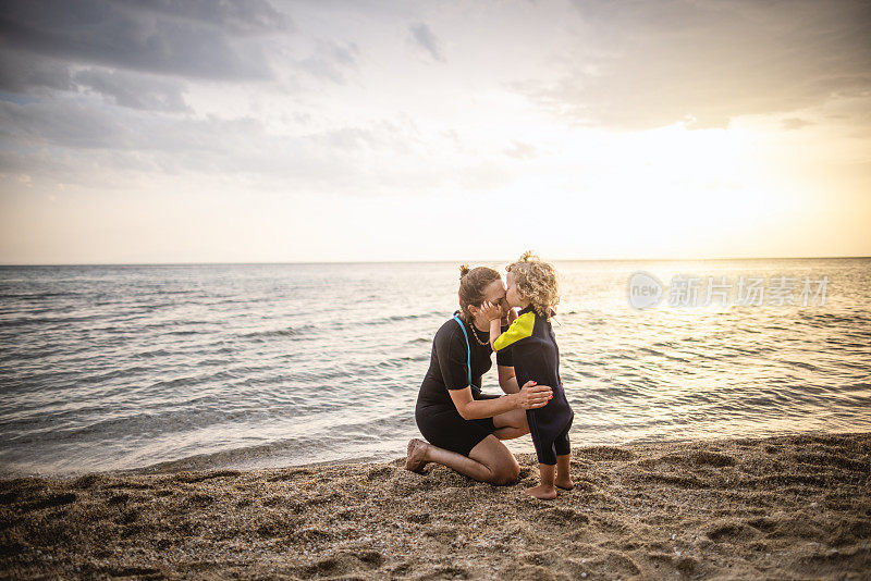 冲浪妈妈和小男孩在海边