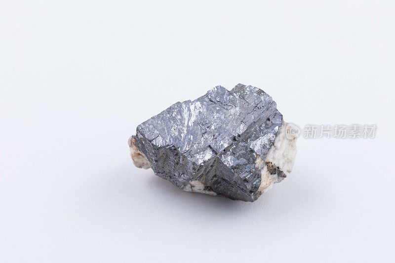 方铅矿岩石标本。原矿硫化铅在萤石的白色基质中具有明显的重量和闪亮的金属颜色。最重要的铅矿石和银的来源。