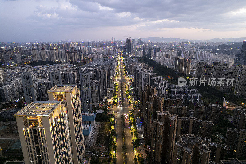 霓虹灯和车流在夕阳的照耀下穿过城市的街道