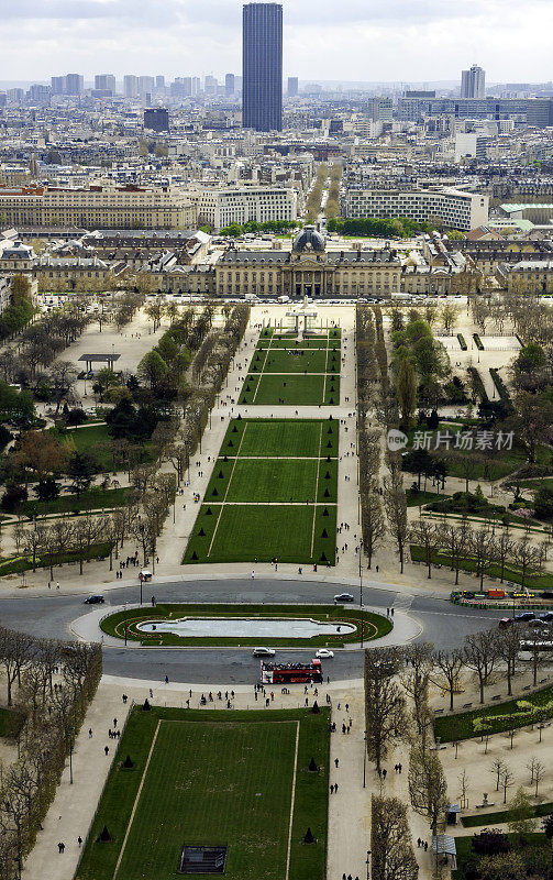 从早春的埃菲尔铁塔俯瞰历史悠久的巴黎、战神广场和现代城市的天际线
