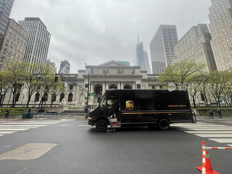 UPS卡车停在纽约公共图书馆门口