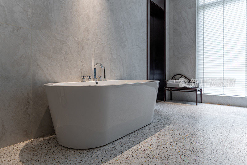 简洁、明亮、宽敞的浴室浴缸