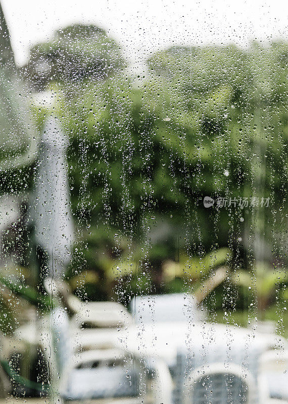 暴雨打在天井门的大窗户上，热带佛罗里达的家有恶劣的天气