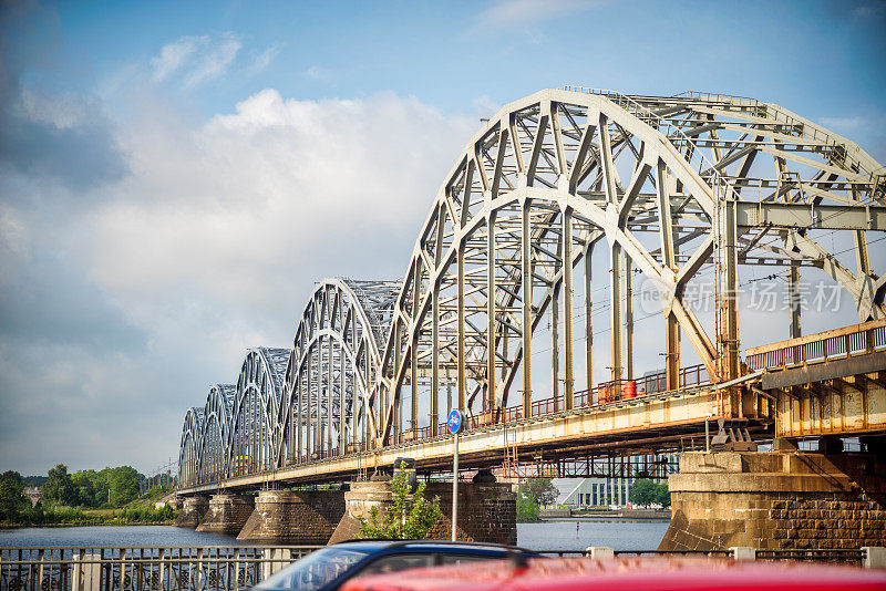 拉脱维亚里加的达格瓦河上的铁路桥