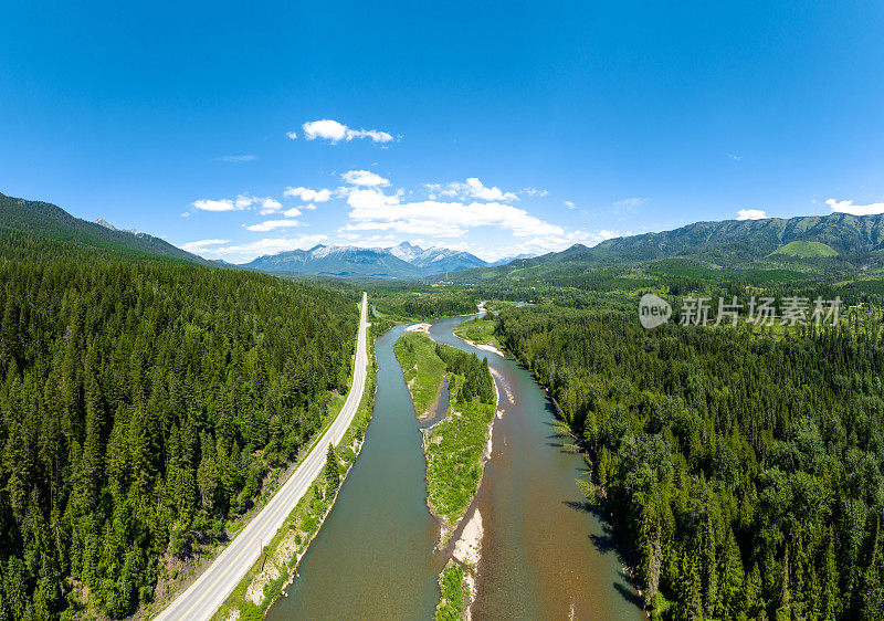 加拿大落基山脉景观和卑诗省3号高速公路的空中全景图