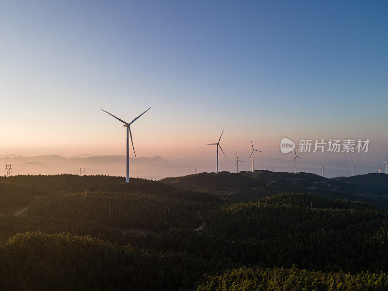 清晨，风力涡轮机在阳光下