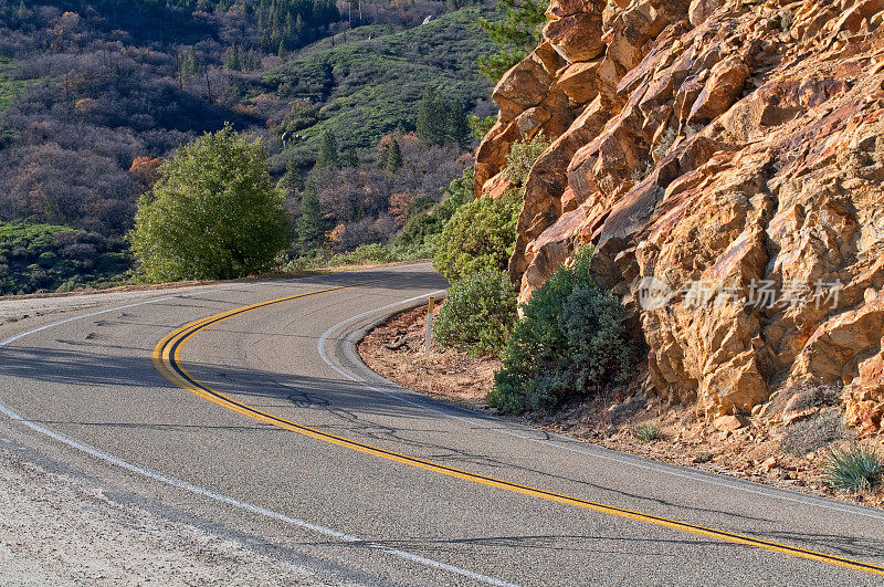 沿着这条路行驶，穿过加州的国王峡谷国家公园