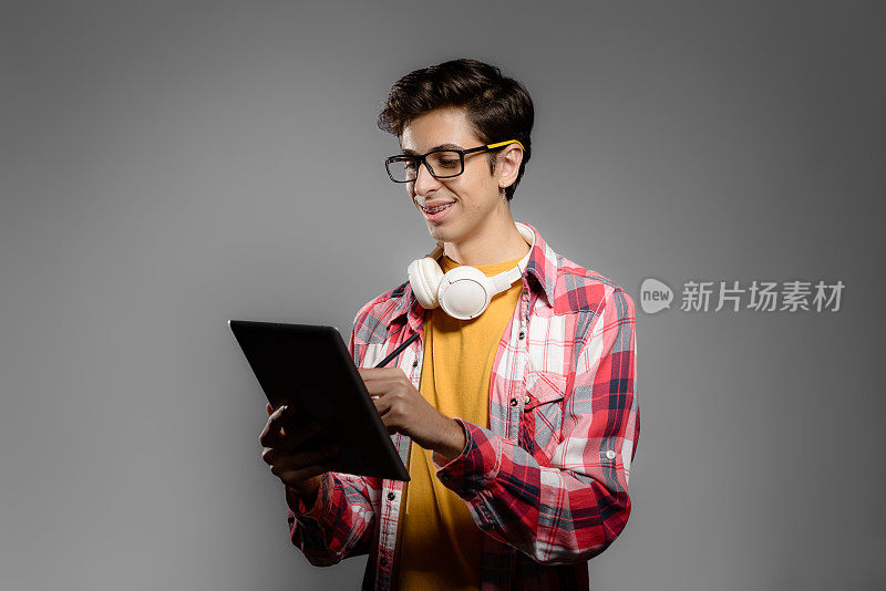 年轻的学生肖像男子使用数字平板电脑