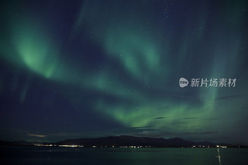 冰岛雷克雅未克上空的夜空北极光