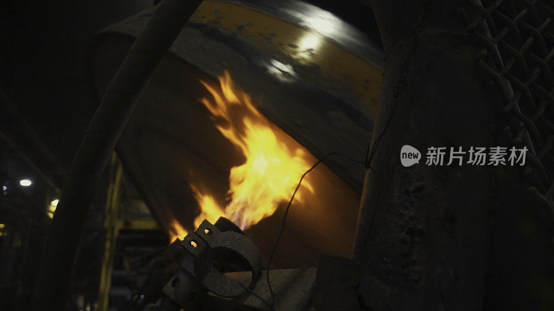 工厂热工车间烧制过程特写。资料片。在铸铁厂烧制转轴的工业背景。