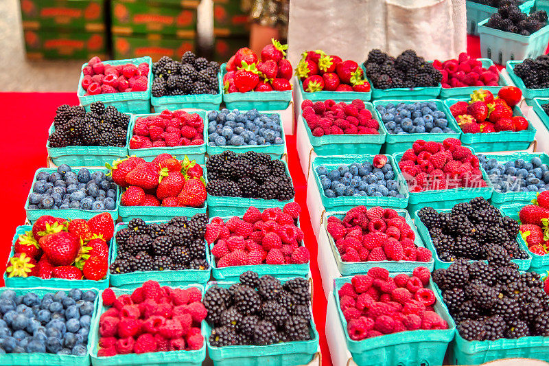 农贸市场黑莓，覆盆子和黑莓的纸箱
