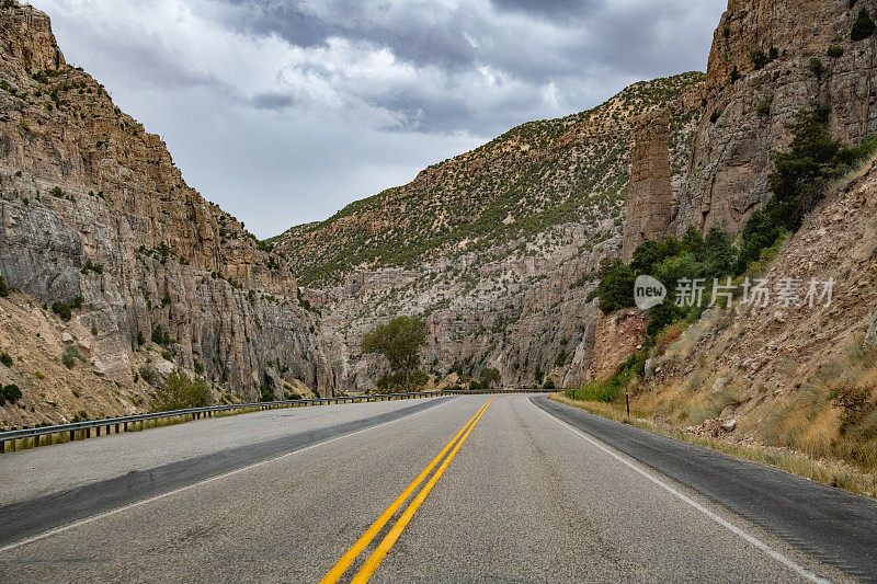 怀俄明州，Thermopolis和Cody之间的峡谷公路