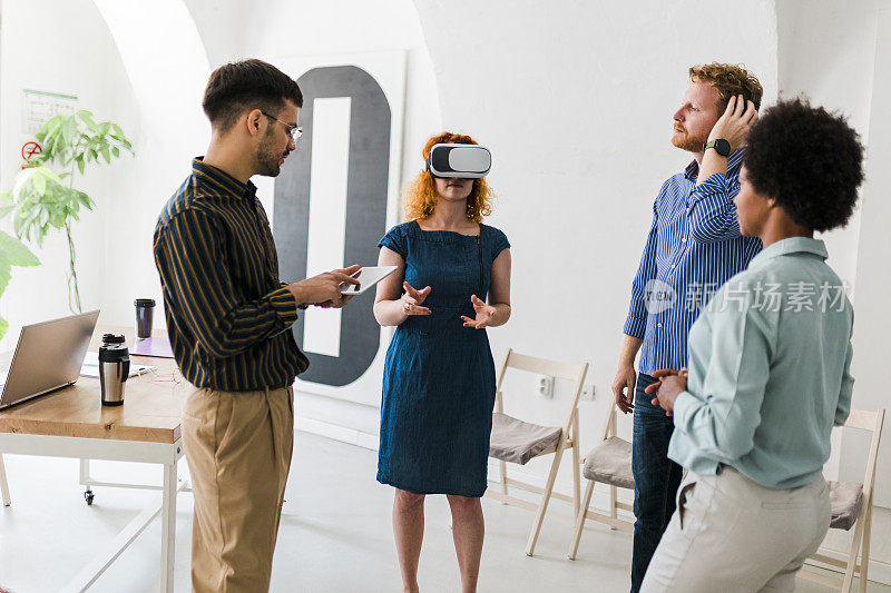 业务团队在虚拟现实模拟器上向客户展示新项目。