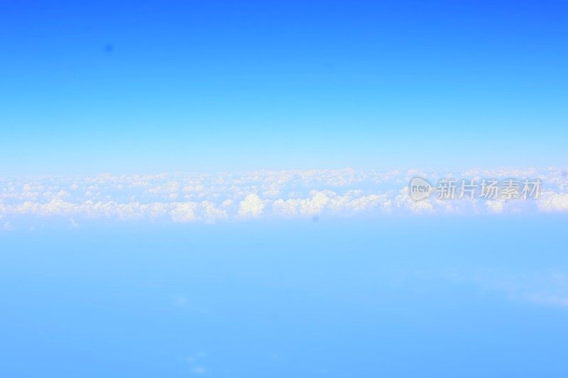 从飞机上看到的天空和云