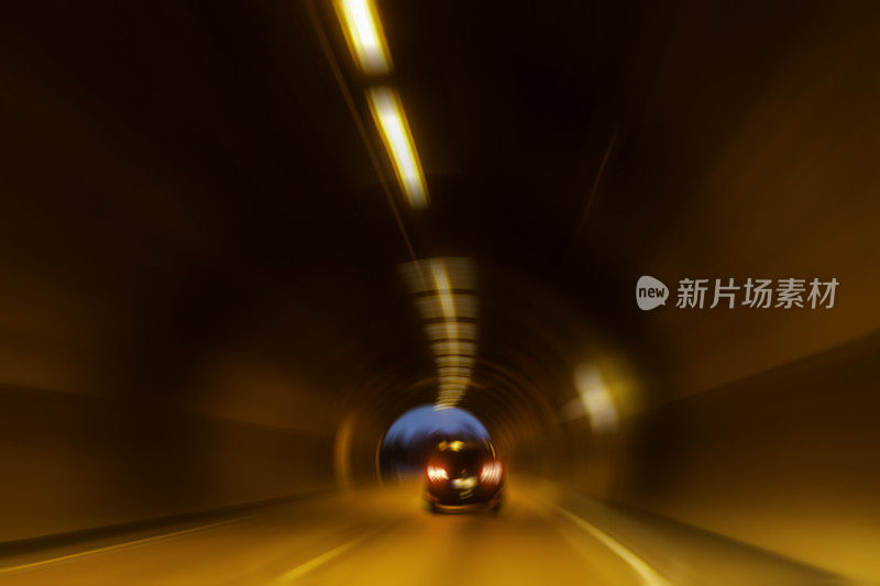 夜晚高速公路的抽象模糊背景