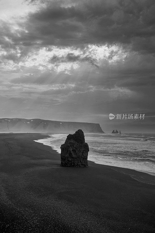 冰岛Reynisfjara海滩的黑白照片。