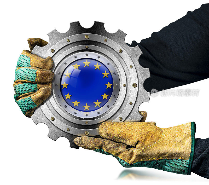 戴着手套的手握着带有欧盟旗帜的金属齿轮
