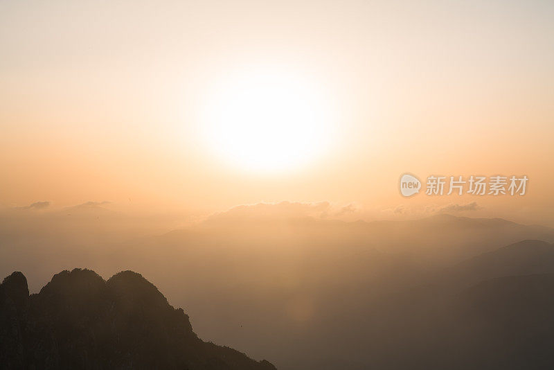 日出时分的黄山奇景