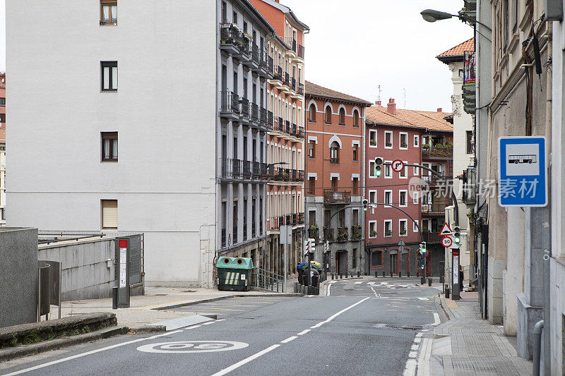 西班牙城市的道路和公寓楼