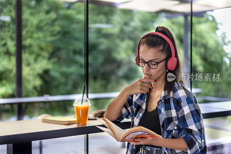 一个年轻的女性，自由职业者或学生