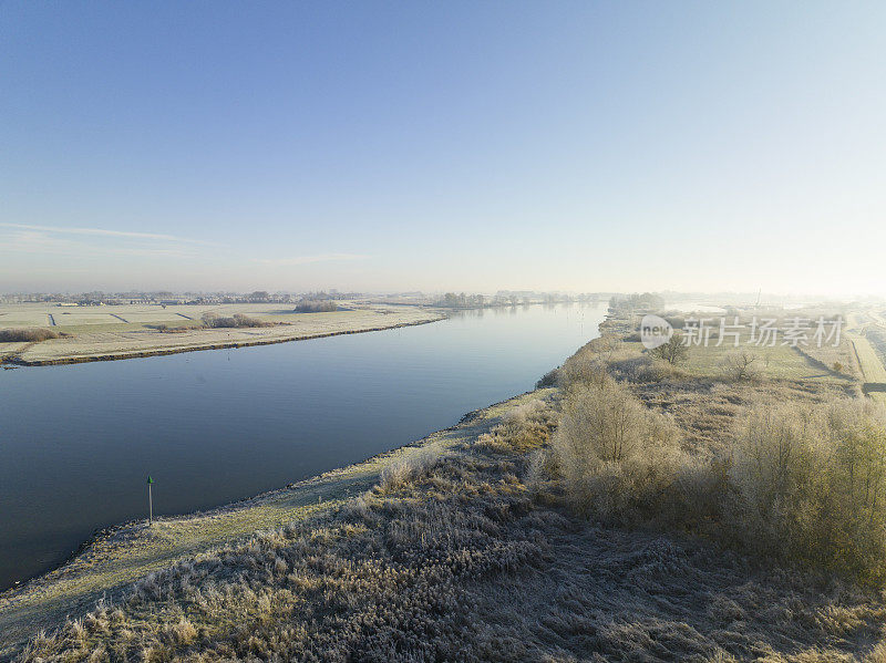 冬天，艾瑟尔三角洲艾瑟尔河上的日出