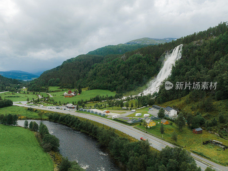 挪威瀑布附近的道路鸟瞰图