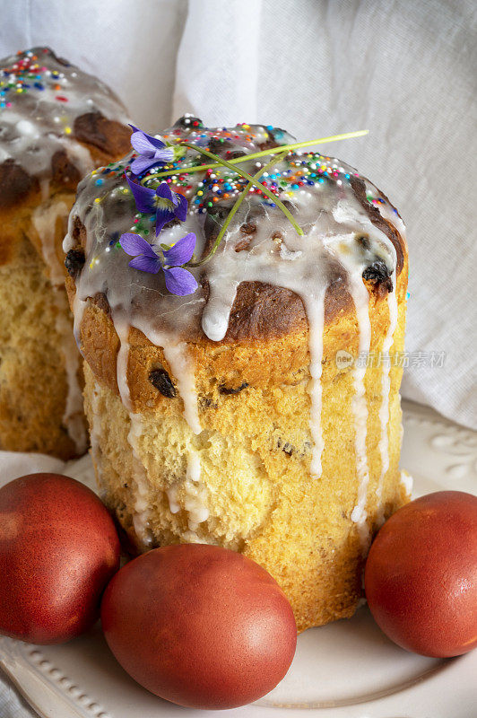 复活节的背景面包和红色的鸡蛋。自制的糕点。