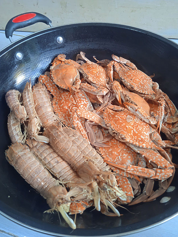 螃蟹和螳螂虾在平底锅上的特写