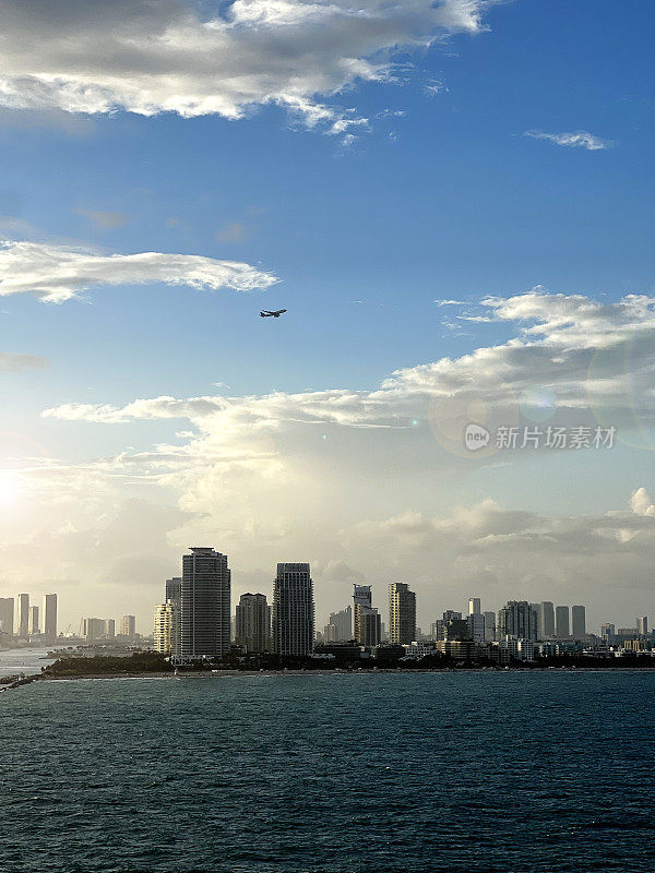 迈阿密市区垂直仍有飞机在空中，天气多云