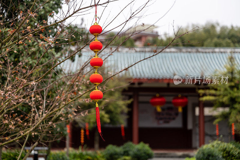 春节期间，红灯笼挂在寺庙里