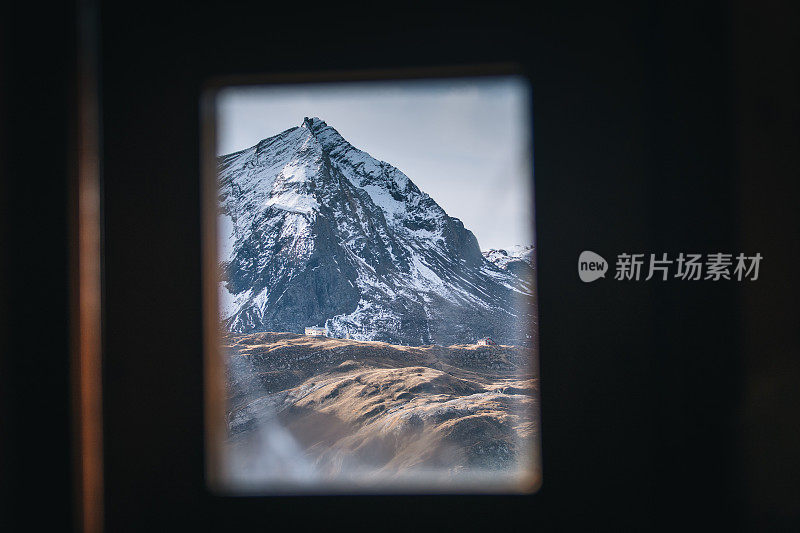 透过窗户眺望白雪皑皑的山峰