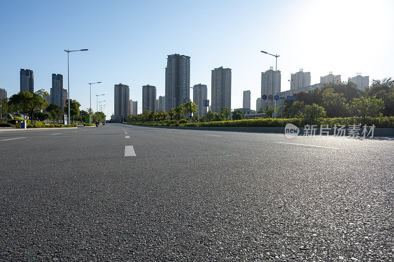 早晨，城市建筑前空无一人的道路