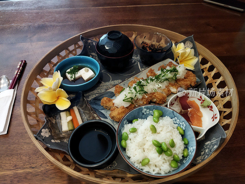 全套日式料理，包括猪排、毛豆饭和生鱼片