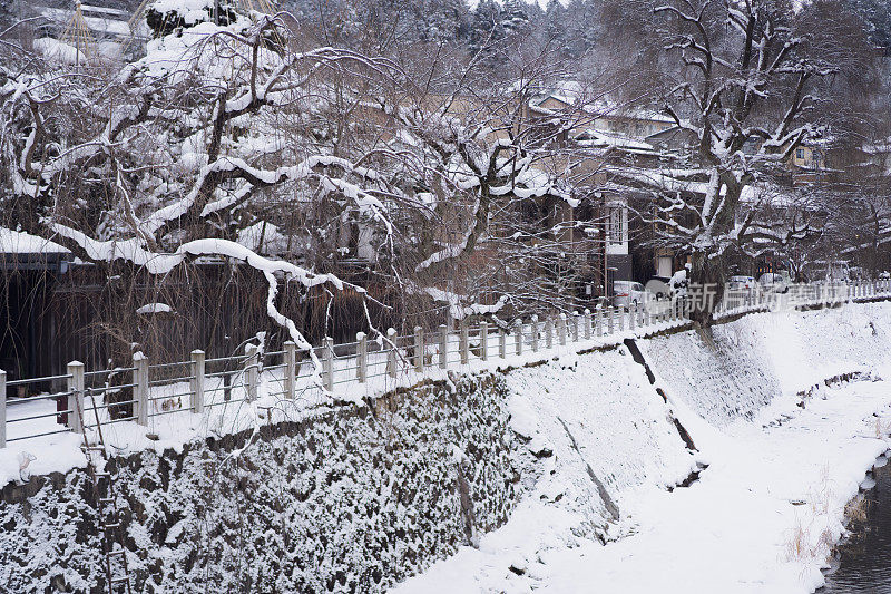 日本高山市村雪与溪水