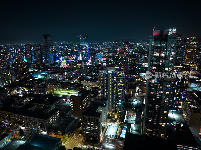 洛杉矶市区夜间被照亮的商业和住宅塔楼的航拍