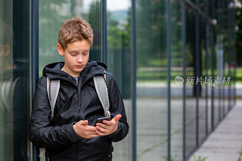 青少年男生使用手机学习