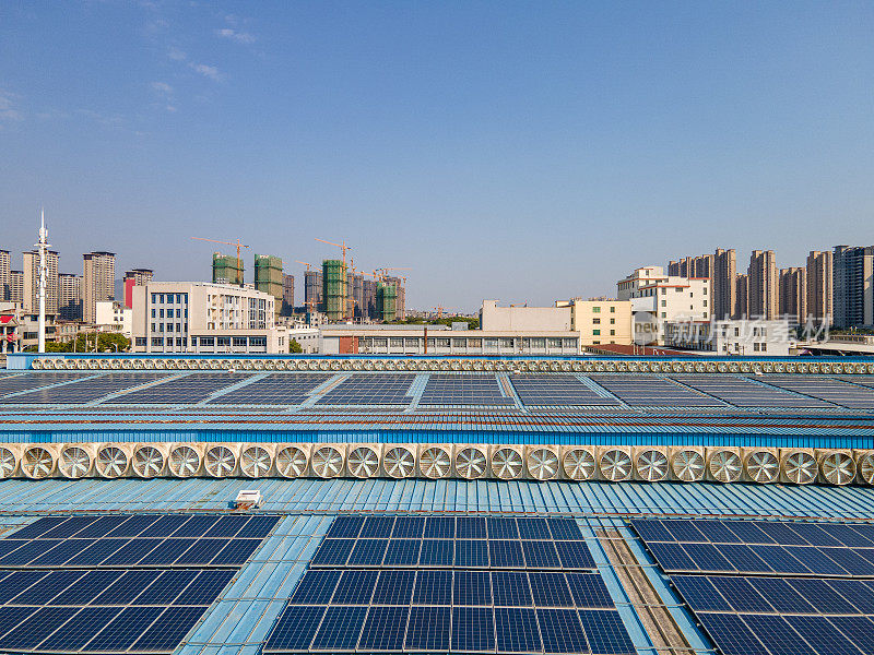 安装在城市建筑和屋顶上的光伏太阳能