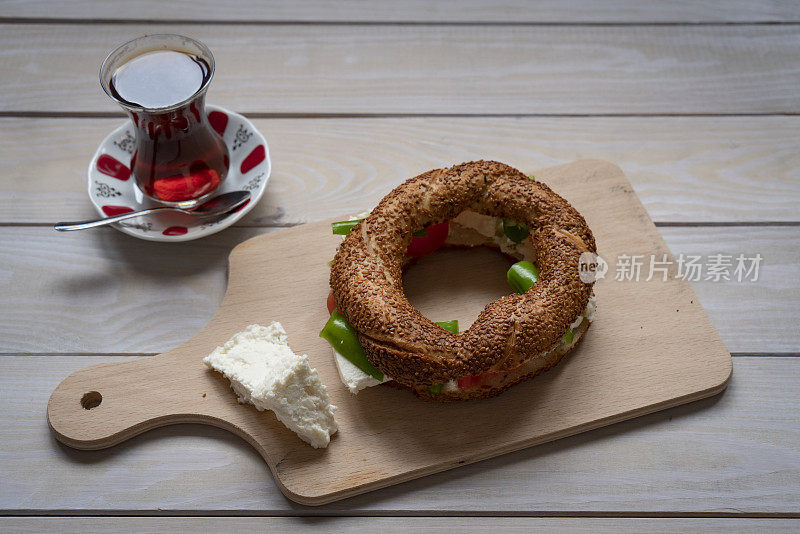 土耳其百吉饼配奶酪，青椒，茶