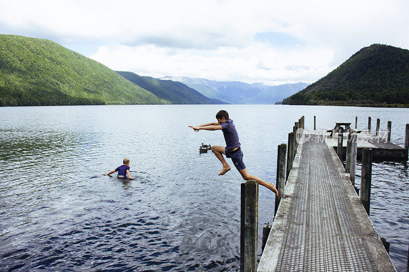孩子们从码头跳下，纳尔逊湖，新西兰