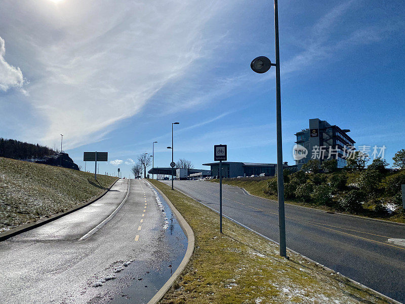冬日蓝天下，挪威卑尔根机场和候机楼的全貌