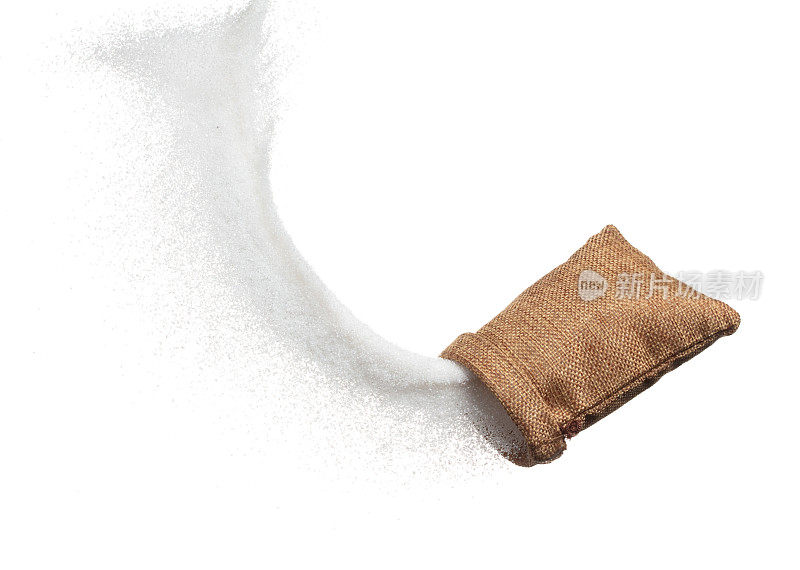 纯精制糖在麻袋里炸飞，白糖落抽象飞。纯精制糖袋在空气中飞溅，食品对象设计。白色背景隔离高速冻结运动