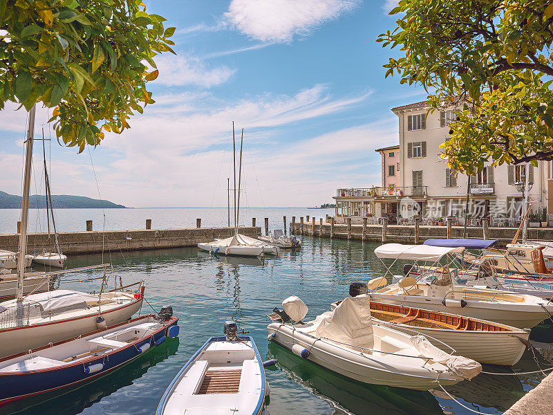 码头与船和柑橘树，加尔尼亚诺，加尔达湖，意大利