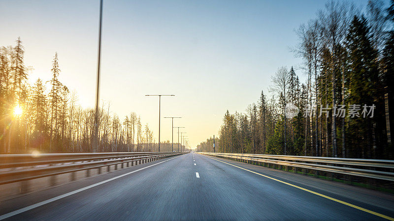 日落时分，在空旷的多车道公路上骑行